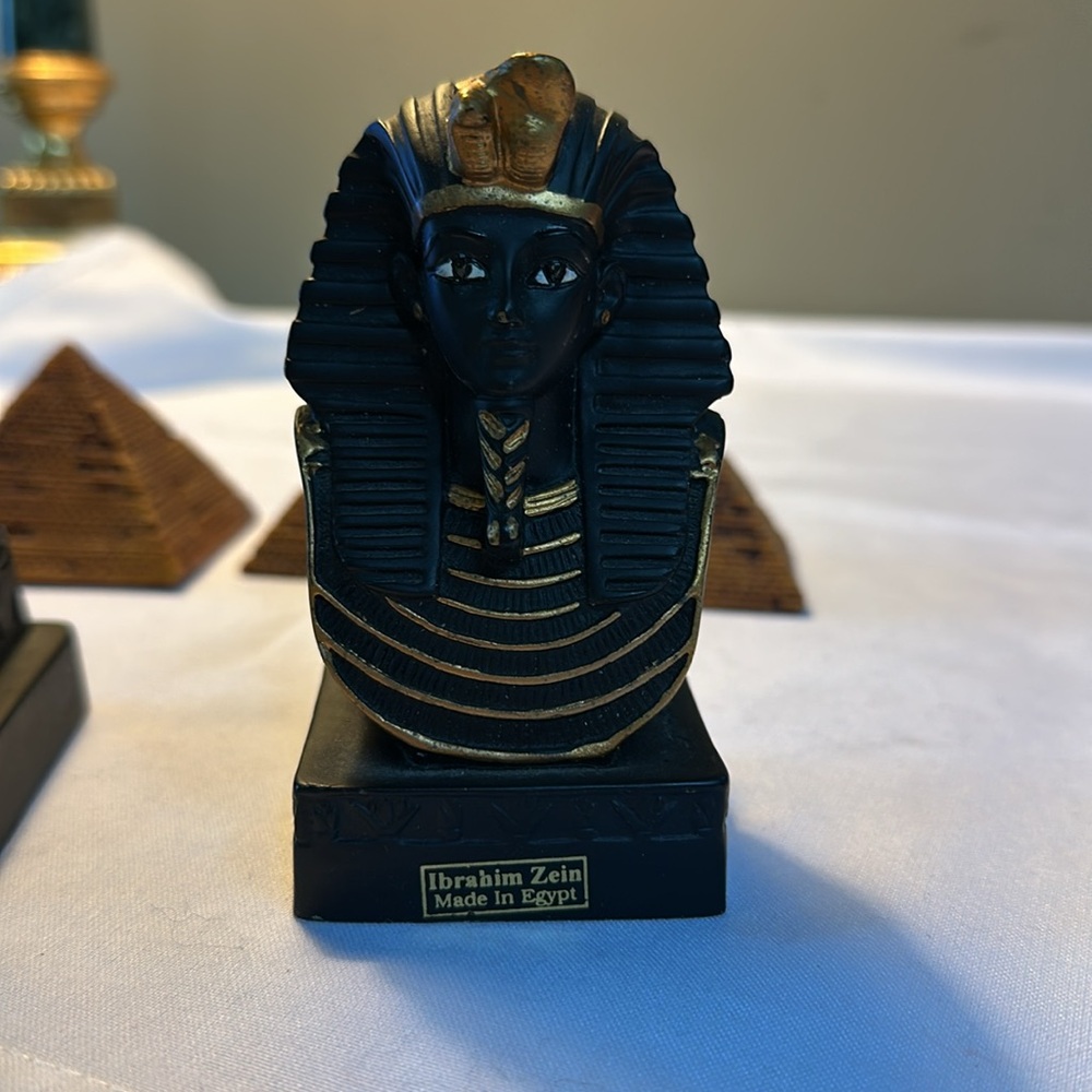 Egyptian Pharaoh Mummy and pyramids - Picture 3 of 16